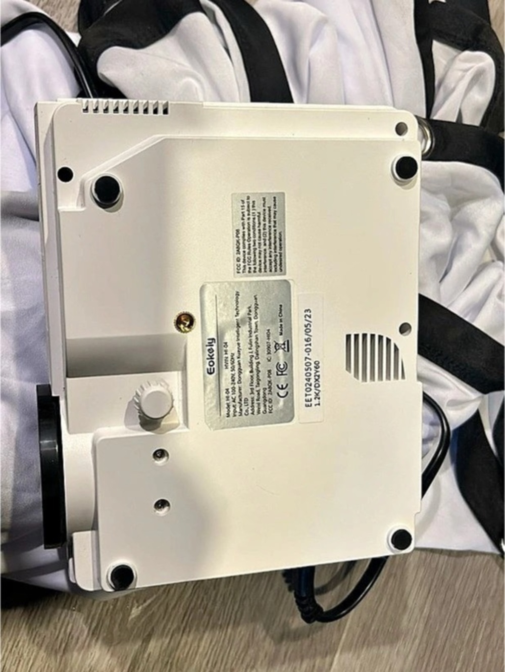 Eokley LED Projector with Original Box - Picture 6 of 6